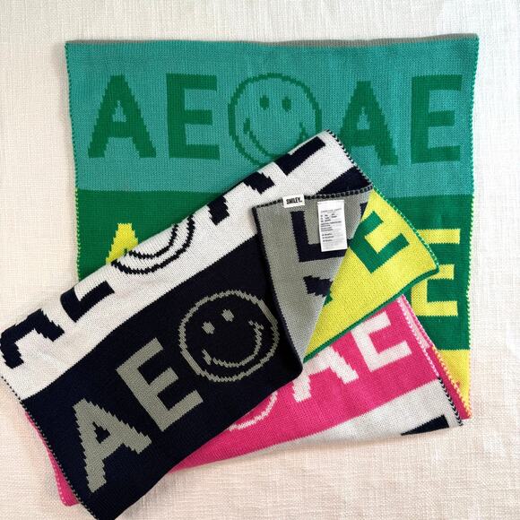 American Eagle x Smiley Oversized Knit Scarf – Colorblock Logo – 18” x 80” - Picture 3 of 9